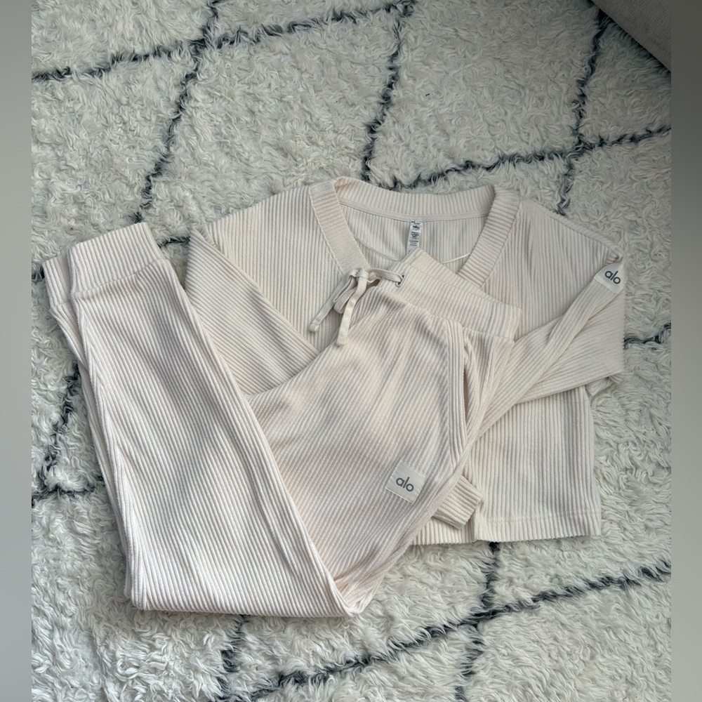 ALO Yoga Cream Ribbed V-Neck Top & Joggers